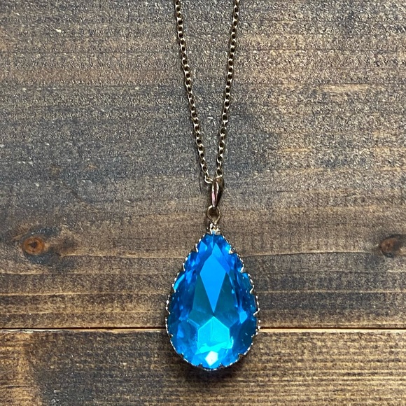 Panache Boutique Jewelry - NEW! StuNNiNg Deep Blue Aqua Crystal Necklace!